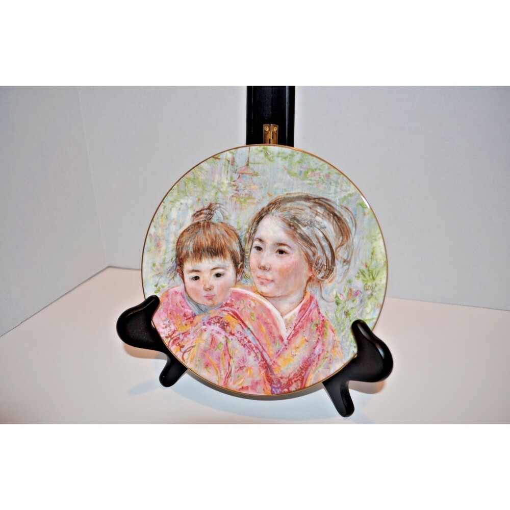 Royal Doulton / Edna Hibel Collector Plate #1157 / "Sayuri and Child" 1974